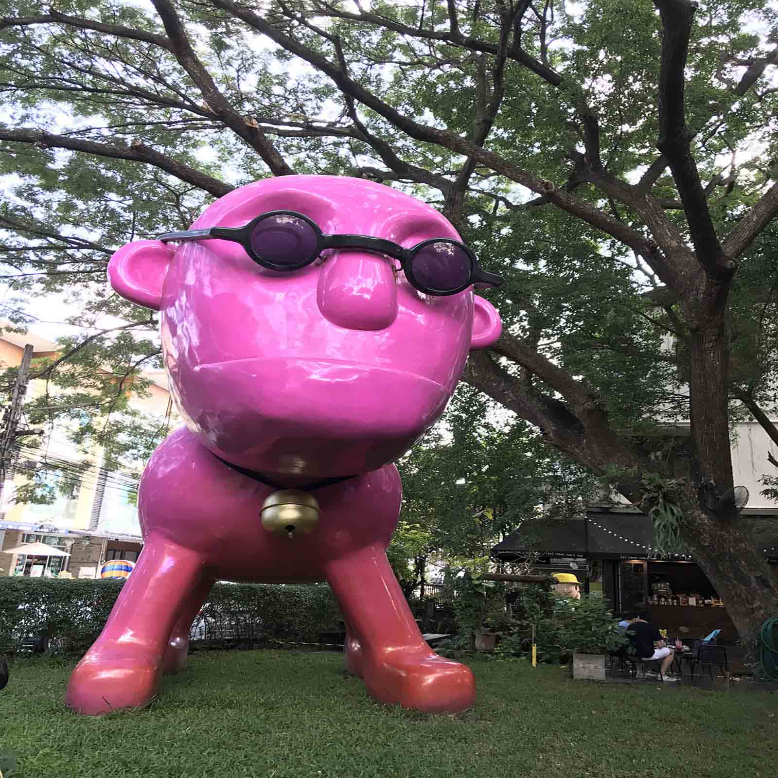 The big pink dog outside Iberry, Chiang Mai 