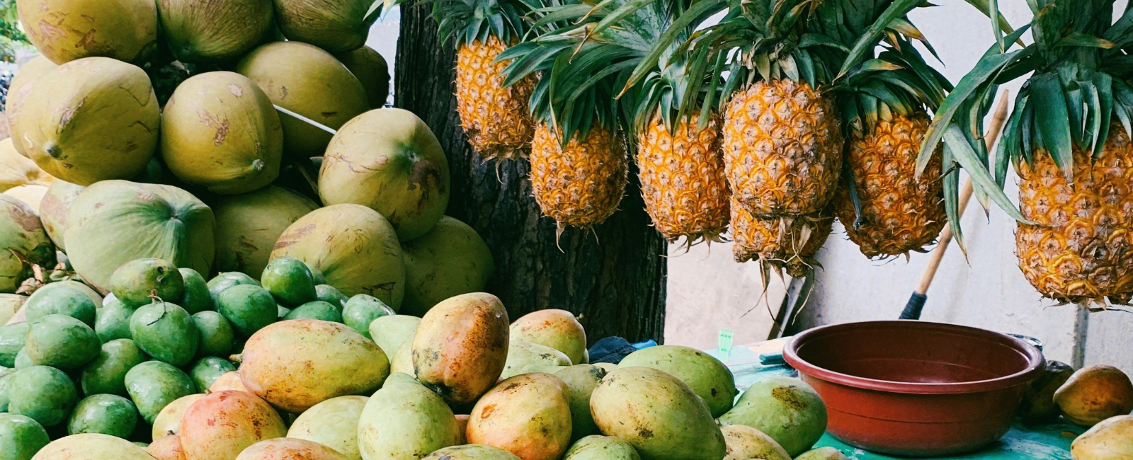 Filipino mangoes at a market stall